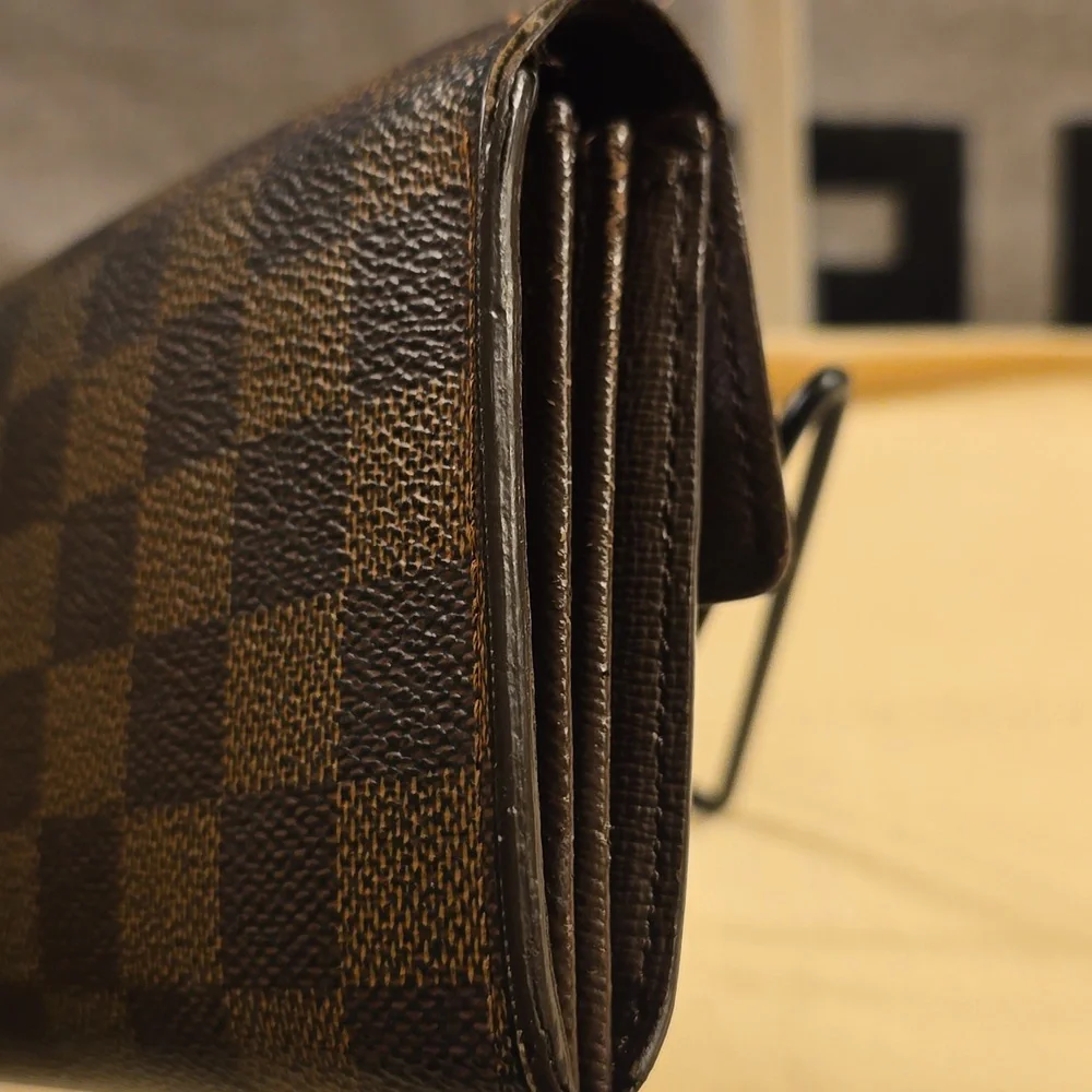 Louis Vuitton wallet in iconic Damier Ebene coated canvas with gold hardware - Picture 5 of 12